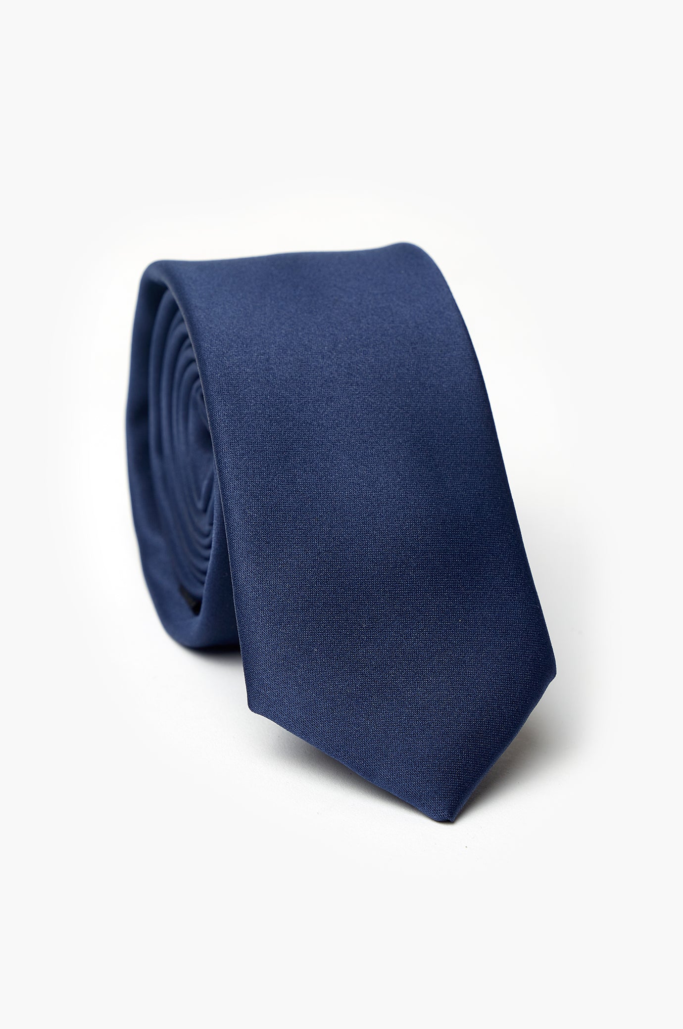 Narrow tie with structure