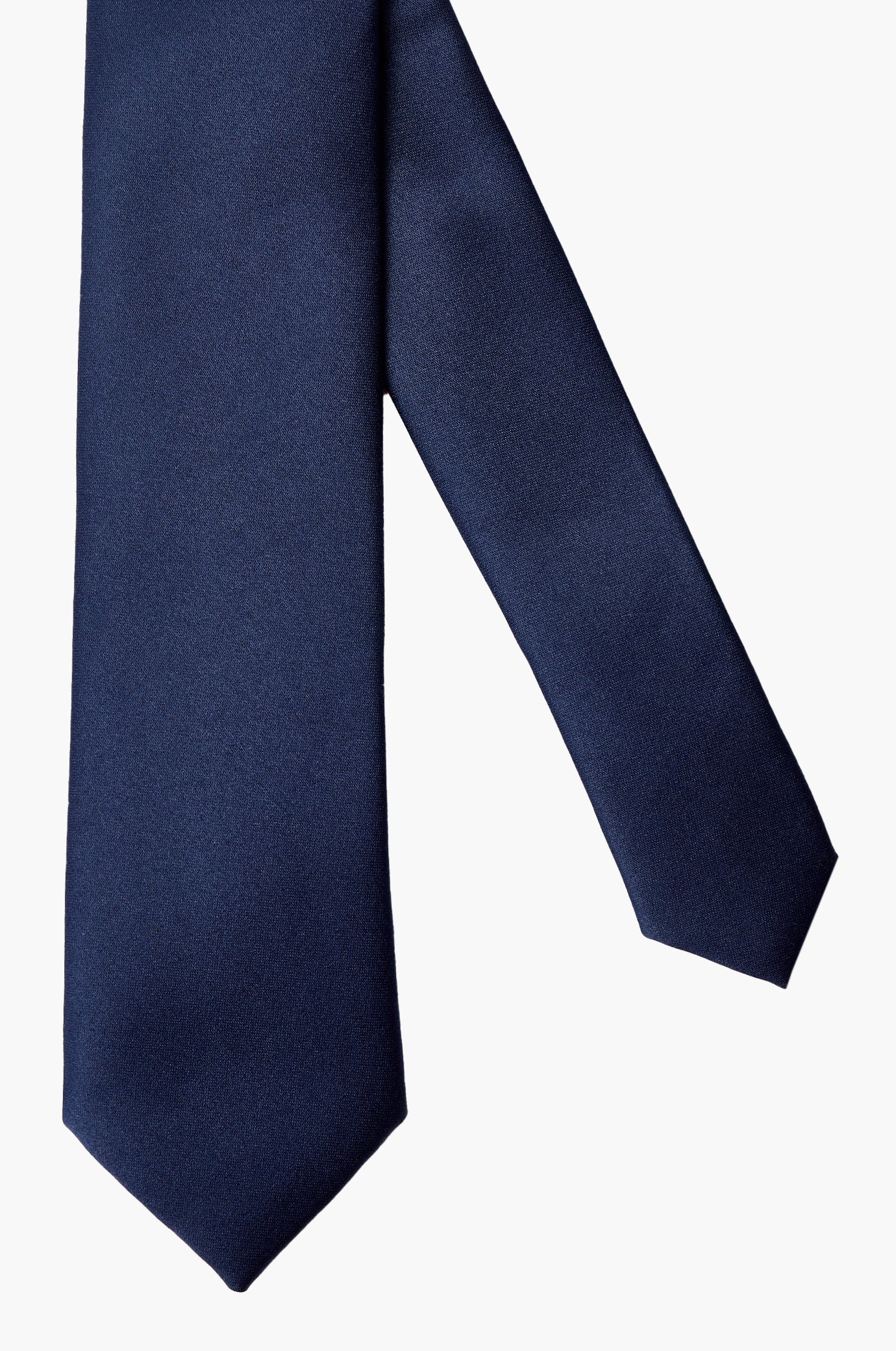 Narrow tie with structure