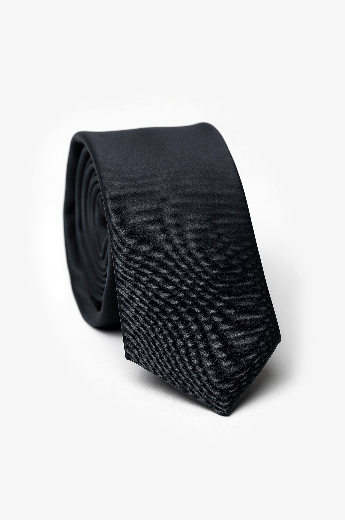 Narrow tie with structure