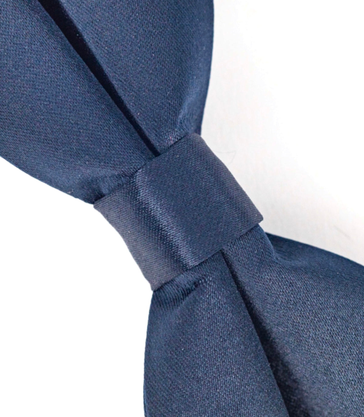 Bow tie with structure