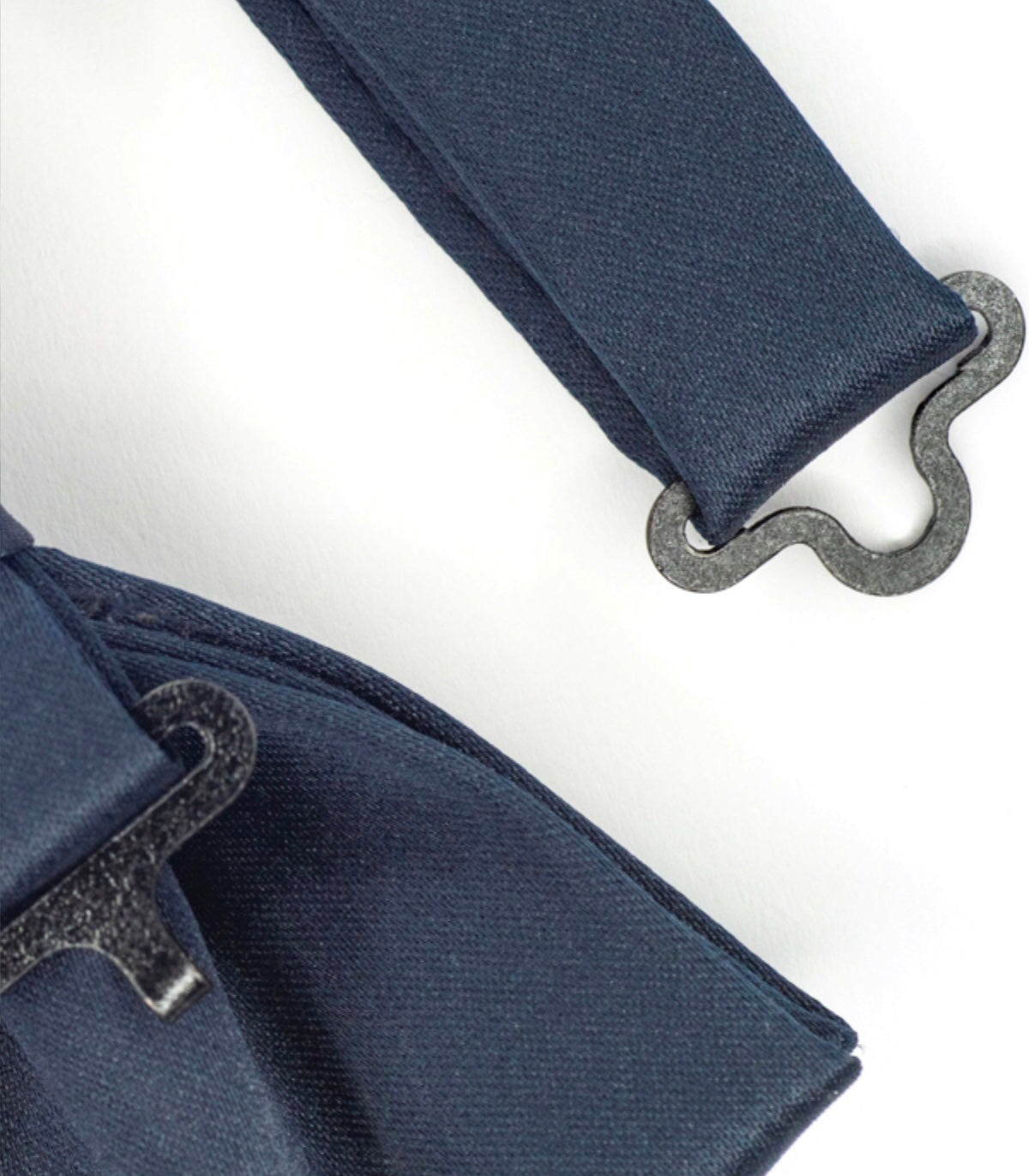 Bow tie with structure