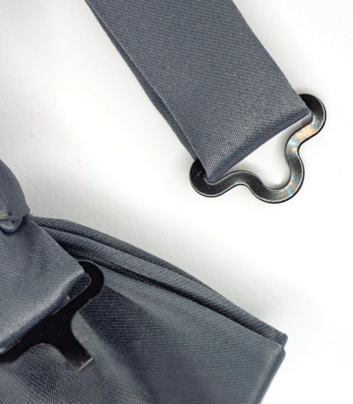 Bow tie with structure
