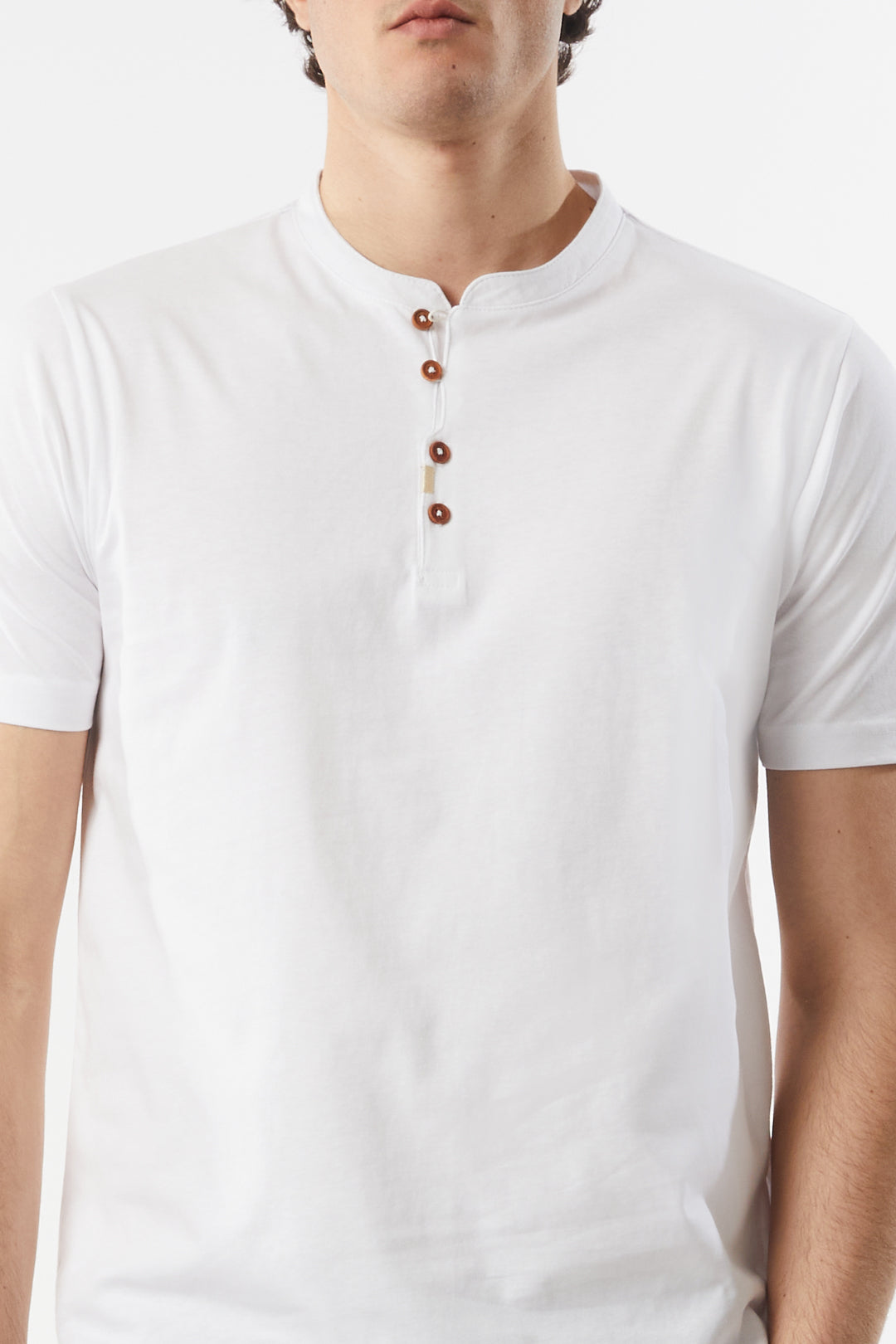 T-shirt serafino con dettagli