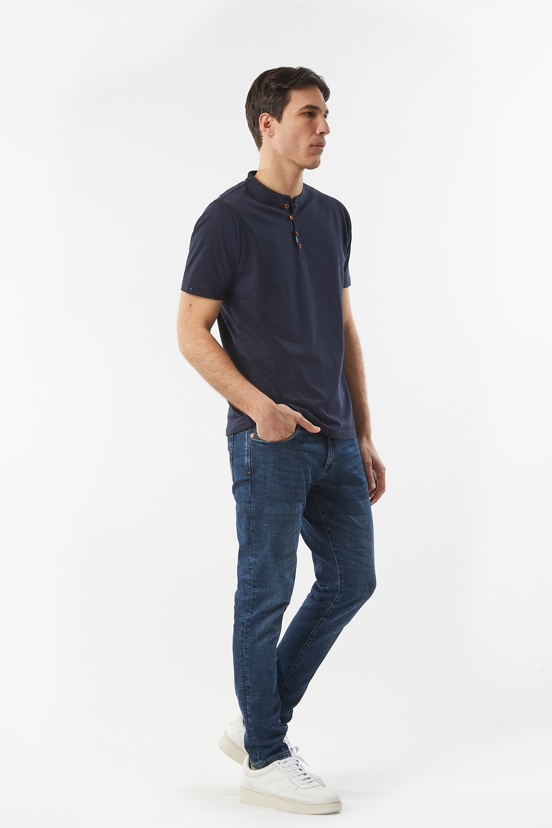 T-shirt serafino con dettagli