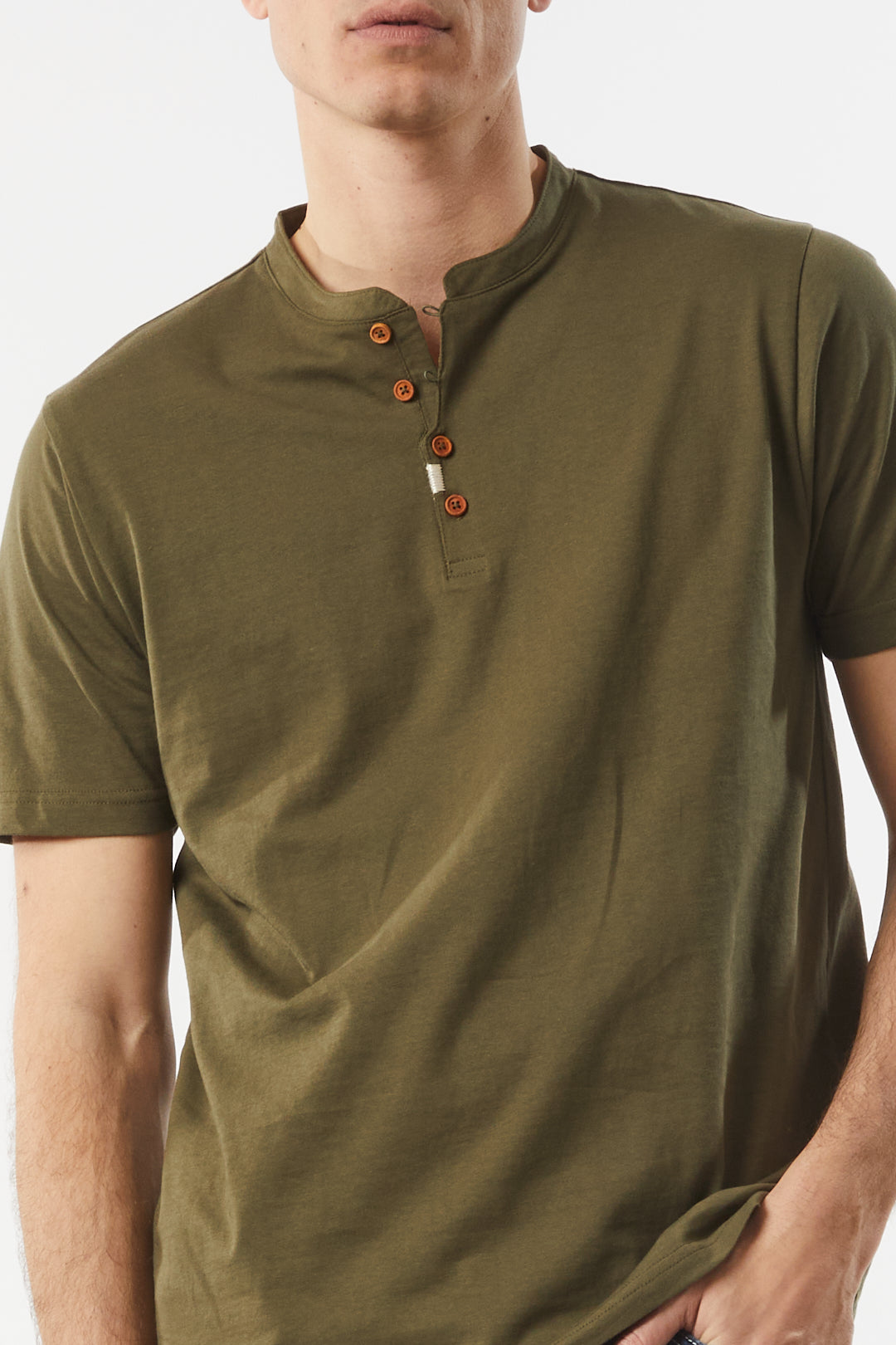 T-shirt serafino con dettagli